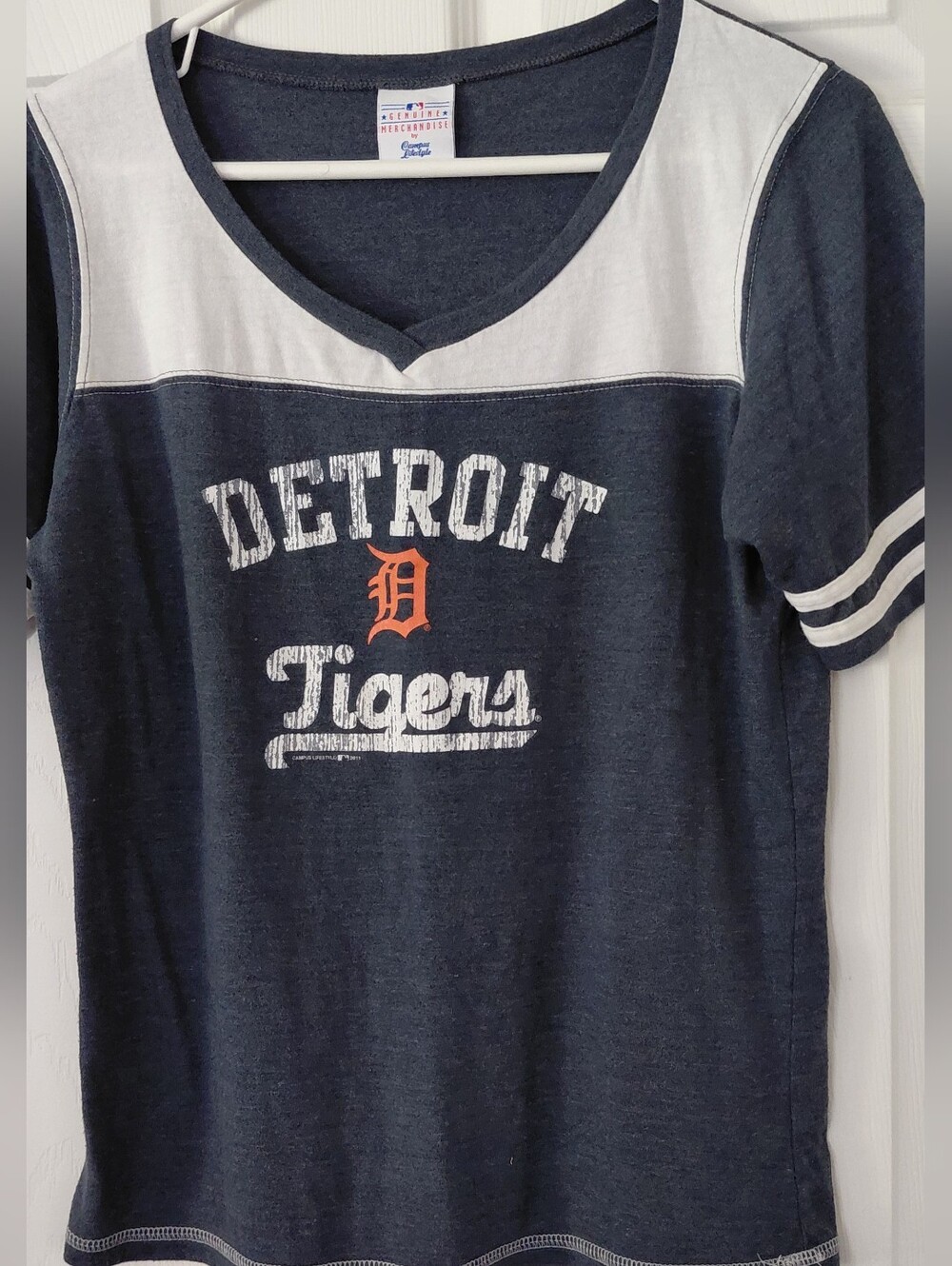 Detroit Tigers Womans Navy V‑Neck Team Tee